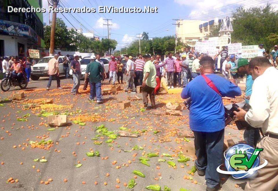 Productores de vegetales de Villa Trina protestan frente a la Plaza del Agricultor de Moca